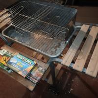 Barbecue in acciaio e legno con ruote