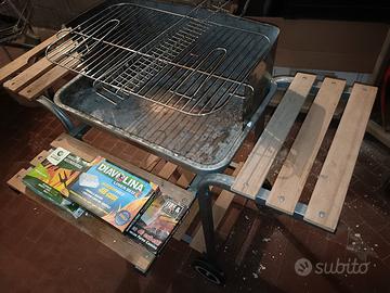 Barbecue in acciaio e legno con ruote