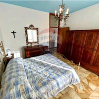 Camera matrimoniale con un posto letto