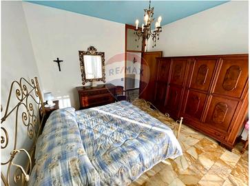 Camera matrimoniale con un posto letto