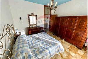 Camera matrimoniale con un posto letto