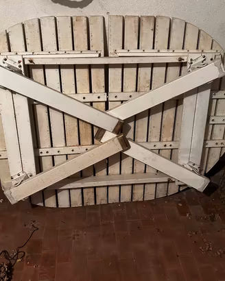 tavolo in legno, prolunga e 6 sedie con braccioli.