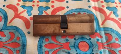 serratura porta in legno