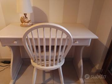 scrivania in legno con sedia per cameretta 