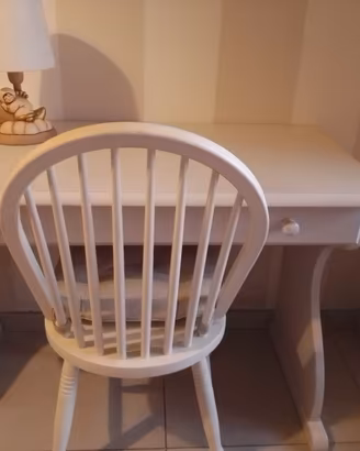 scrivania in legno con sedia per cameretta 