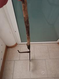 vecchio attrezzo per tagliare il fieno 