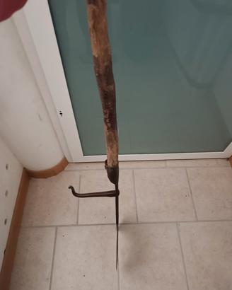 vecchio attrezzo per tagliare il fieno 