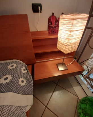 Letto matrimoniale design sospeso in ciliegio