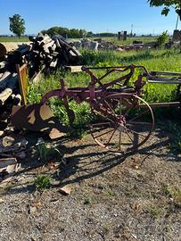 Antico aratro/ rincalzatore agricolo