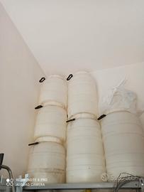 bidoni in plastica per olio