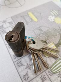 Cilindro per serratura di porte e portoncini Cisa.