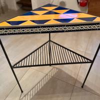 Tavolino triangolare in ferro e ceramica