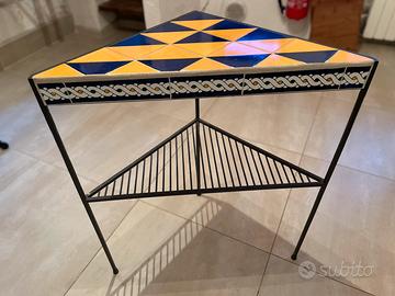 Tavolino triangolare in ferro e ceramica