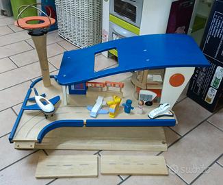 Aeroporto in legno Plan Toys.