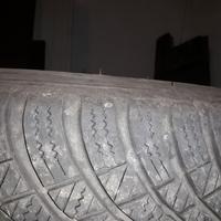 Pneumatici 185/60 R15 88T invernali più 5 cerchi