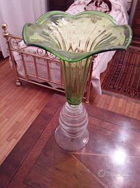 Vaso lavorato in vetro colorato