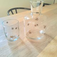 Bottiglia con bicchiere in vetro soffiato