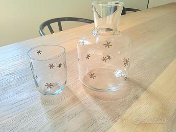 Bottiglia con bicchiere in vetro soffiato