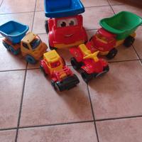 tre camion un  escavatore ed un quad