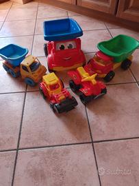 tre camion un  escavatore ed un quad