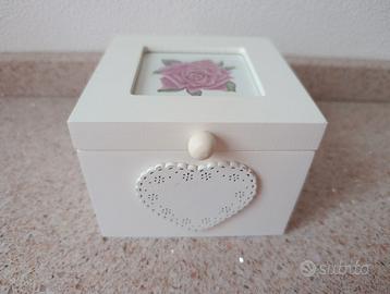 Scatoletta portagioie in legno con portafoto