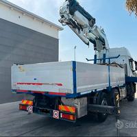 Autocarro con gru cormach