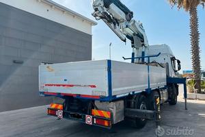 Autocarro con gru cormach