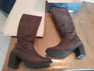 Eleganti stivali alti in vera pelle marrone