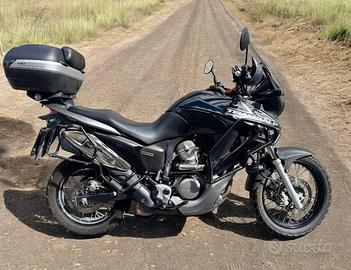 Honda XL 700 V Transalp con faretti aggiuntivi e t