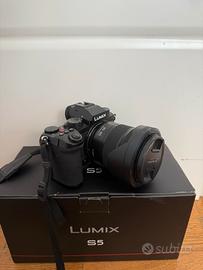 Lumix S5 + obbiettivo lumix 20/60 e 3 batterie