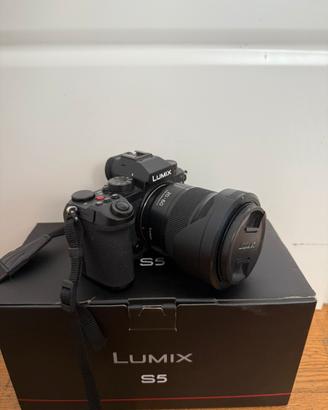 Lumix S5 + obbiettivo lumix 20/60 e 3 batterie