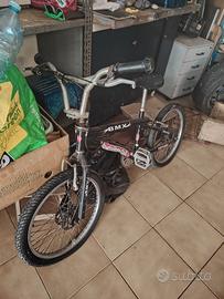 Bmx con sterzo che gira completamente
