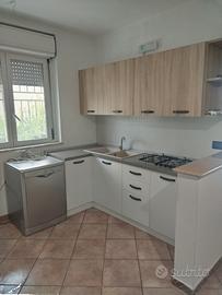 cucina completa di elettrodomestici