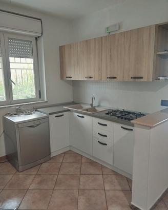 cucina completa di elettrodomestici
