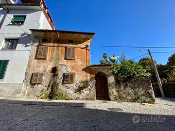 RUSTICO DA RISTRUTTURARE CON TRE CAMERE