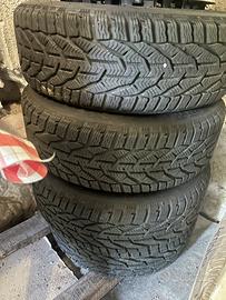 gomme con cerchi e copricerchio.