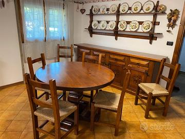 sala da pranzo completa con sedie 