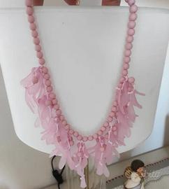 Collana rosa con dettagli floreali