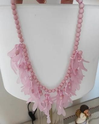 Collana rosa con dettagli floreali