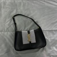 Borsa nera con dettaglio oro