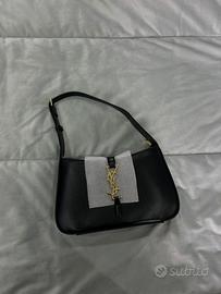 Borsa nera con dettaglio oro