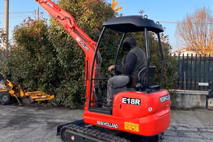 E276- ESCAVATORE NEW HOLLAND 18 Q