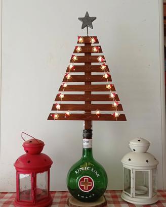 Albero di Natale in legno su bottiglia