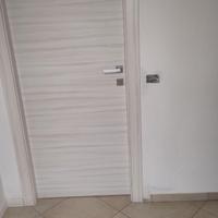 Porte interne comprese di maniglia e coprifili