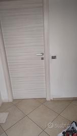 Porte interne comprese di maniglia e coprifili