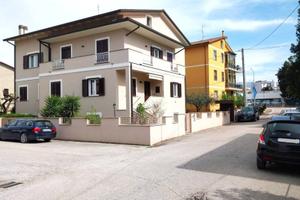 Villa di 250 m² con più di 5 locali a Foligno