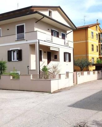 Villa di 250 m² con più di 5 locali a Foligno