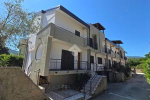 VILLA A SCHIERA A SANT'AGATA DE' GOTI