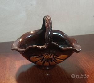 Souvenir della Romania a forma di cestino