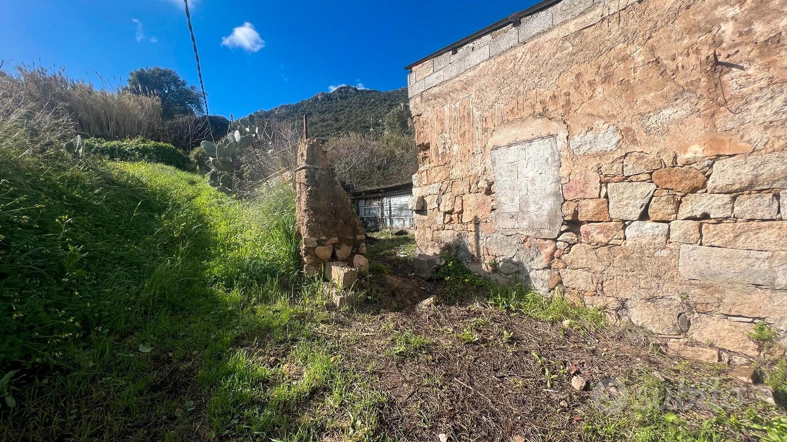 Guspini- Terreno con fabbricato Rurale e ricovero - Vista 2